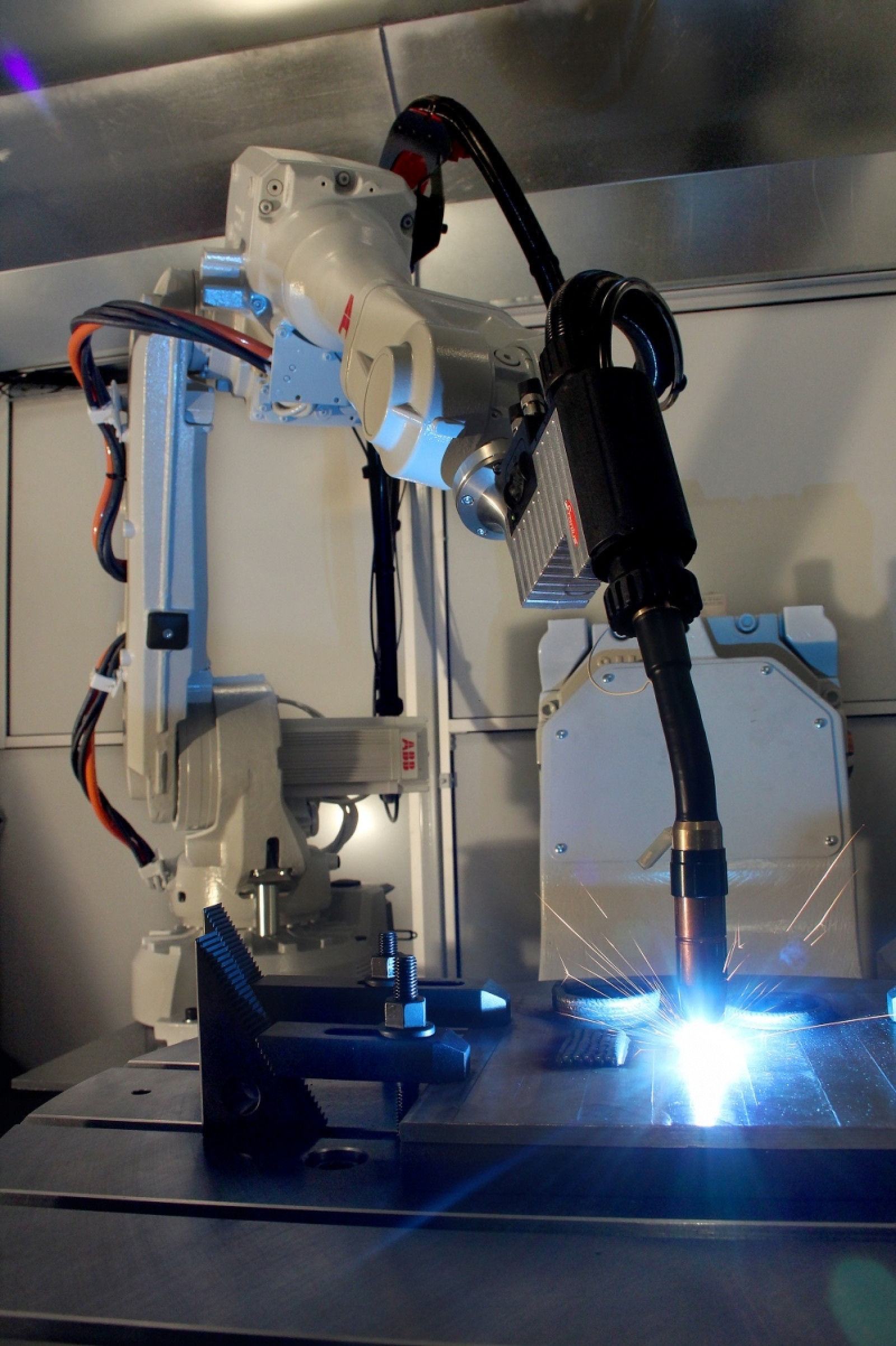 Delcam adds robot for additive manufacturing resea...