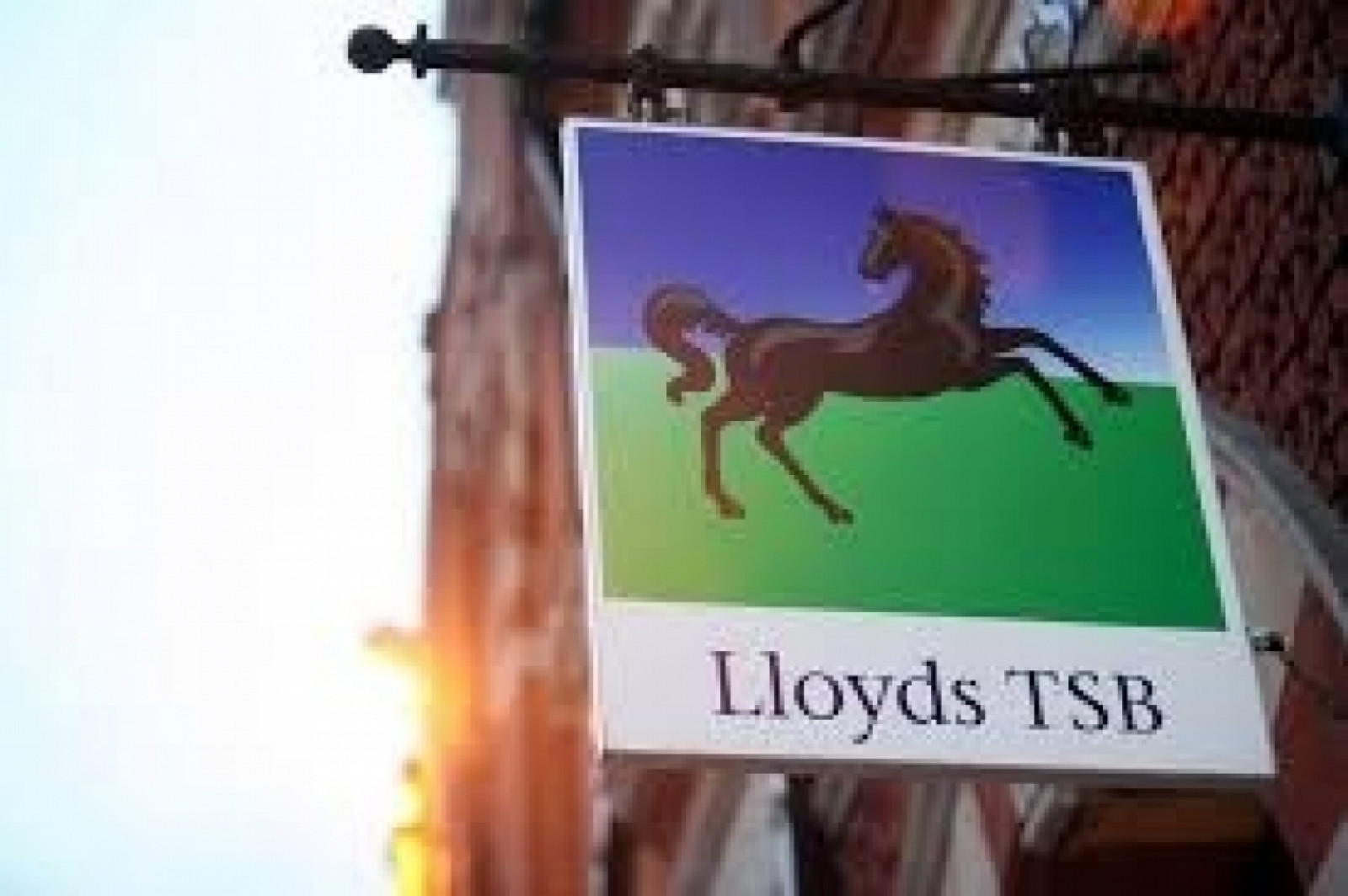 Lloyds Bank hits £1Bn Lending commitment to Manufa...